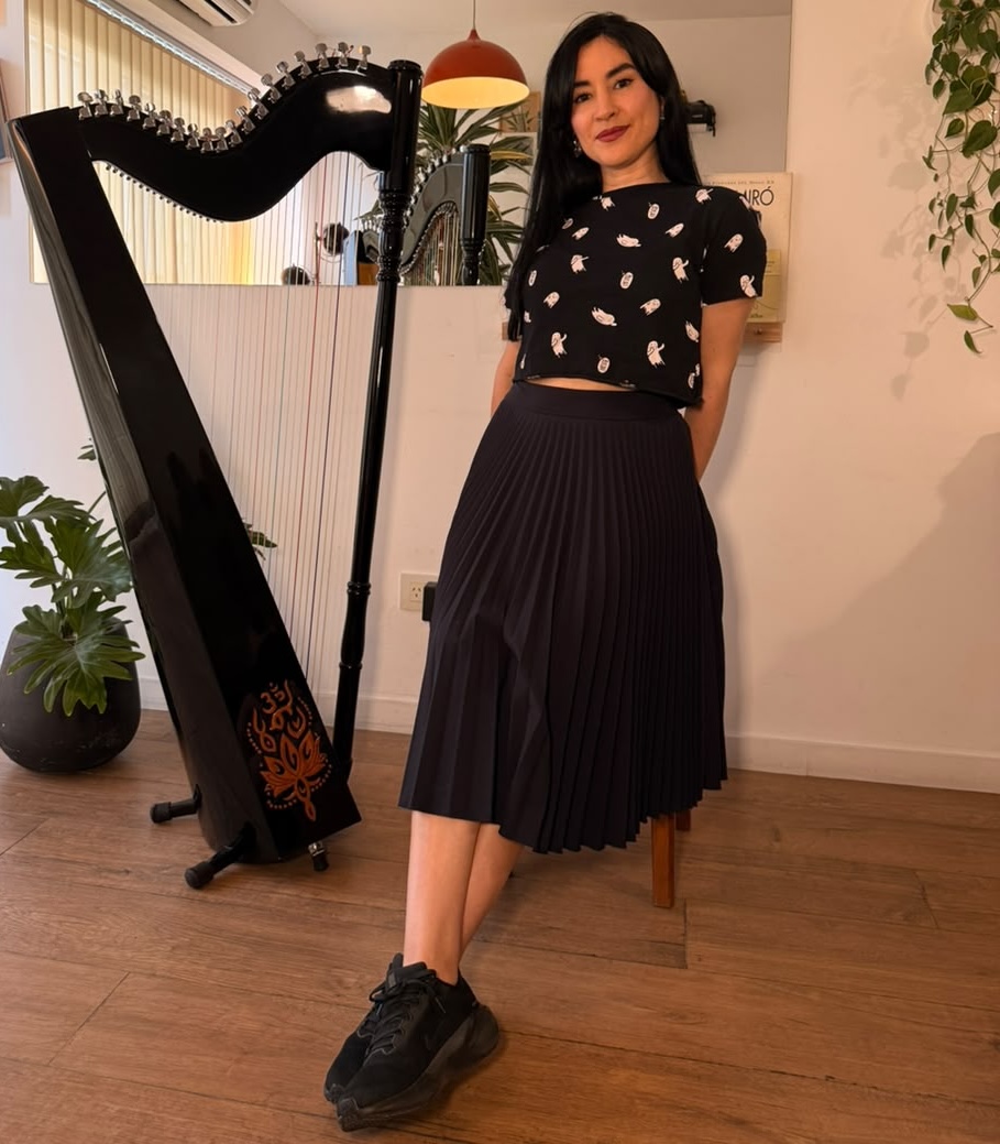 María Fernanda Peralta junto a su arpa